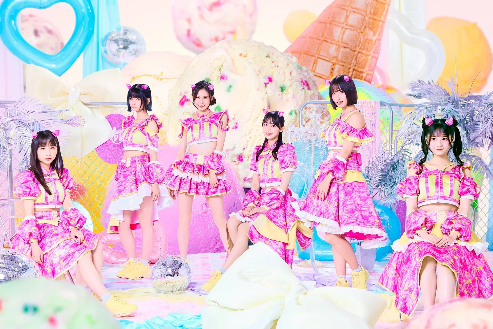 #でび夏写真展2026 — Devil ANTHEM.メンバー6名のグループビジュアル（撮影：魚住誠一）
