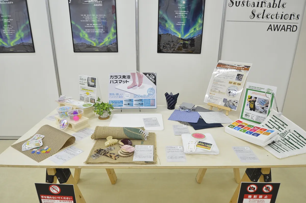 会場グラフィックとエントリー商品の展示