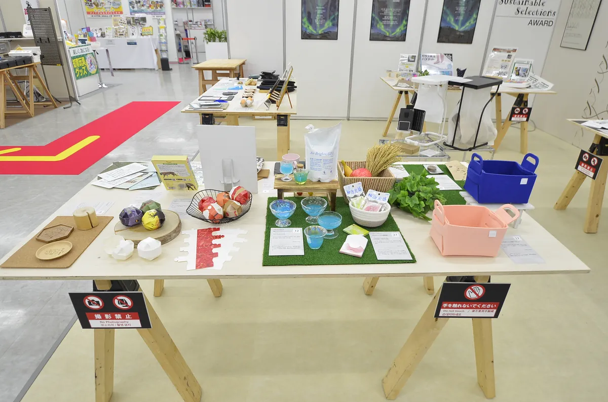 エントリー商品を並べた展示テーブル