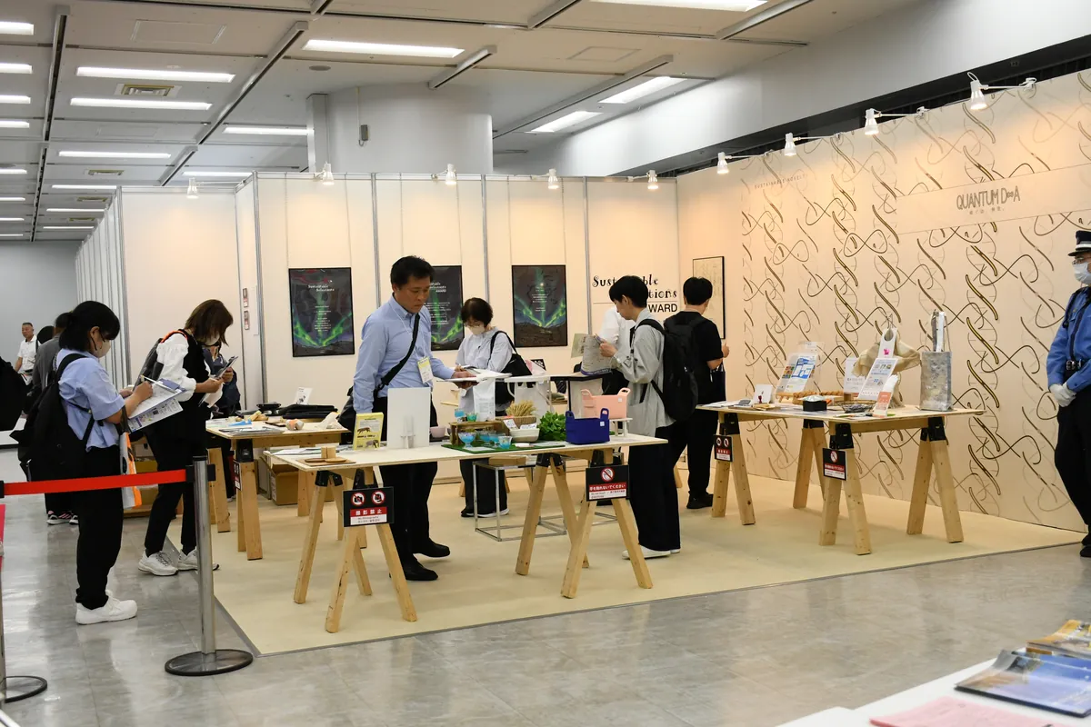 投票用紙を手にエントリー商品を見る来場者