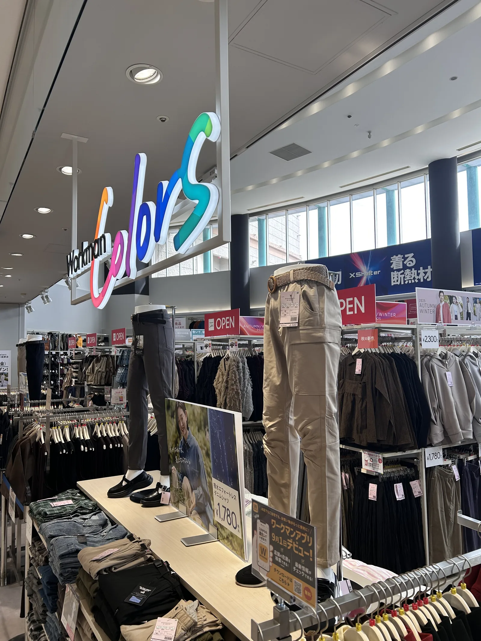 ワークマンカラーズ 店内